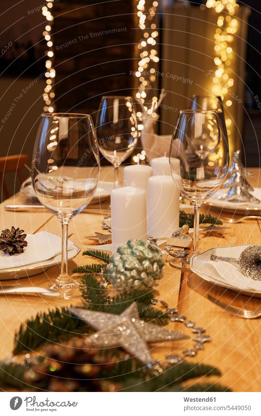 Festlich geschmückter Tisch für Weihnachten funkeln glitzern sprühen rustikal Innenaufnahme drinnen Innenaufnahmen Feste festlich Feier Christmas X-Mas X mas