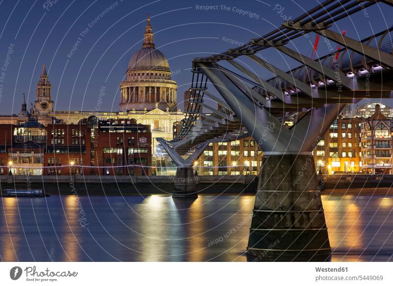 Großbritannien, London, St. Paul's Cathedral und Millennium Bridge bei Nacht Hauptstadt Hauptstaedte Hauptstädte Außenaufnahme draußen im Freien Architektur