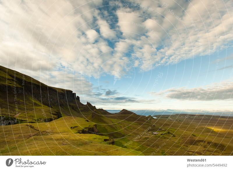 Großbritannien, Schottland, Isle of Skye, Quiraing Hochplateau Abgeschiedenheit Einsamkeit abgeschieden Gewässer Wasser bewölkt Bewölkung Wolke bedeckt Wolken