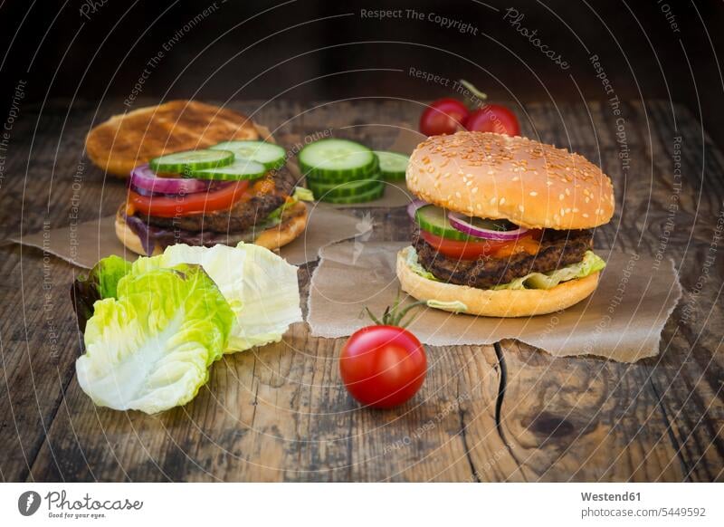 Hausgemachter Burger rote Zwiebel rote Zwiebeln belegt belegte belegtes Tomate Speisetomaten Tomaten Salatblatt Salatblaetter Salatblätter aufgeschnitten