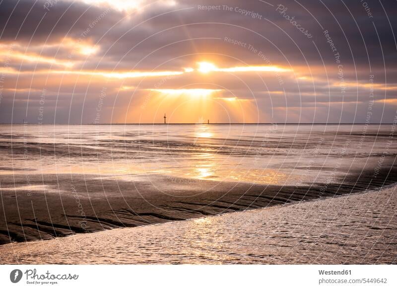Deutschland, Niedersachsen, Wremen, Priele bei Sonnenuntergang Küste Küstenlandschaft Gegenlicht Gegenlichtaufnahme Gegenlichtaufnahmen Außenaufnahme draußen