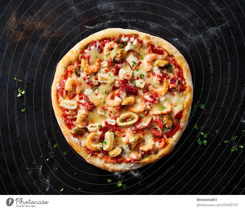 Meeresfrüchte-Pizza rund Rundungen herzhaft typisch Italienische Küche servierfertig angerichtet selbstgemacht selbstgemachte hausgemacht Seafood Oregano