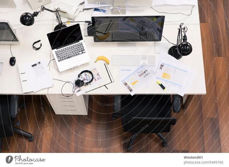 Schreibtische mit PCs in einem hellen und modernen Großraumbüro Personal Computers Desktop PC Erreichbarkeit verfügbar Verfügbarkeit erreichbar Verfuegbarkeit