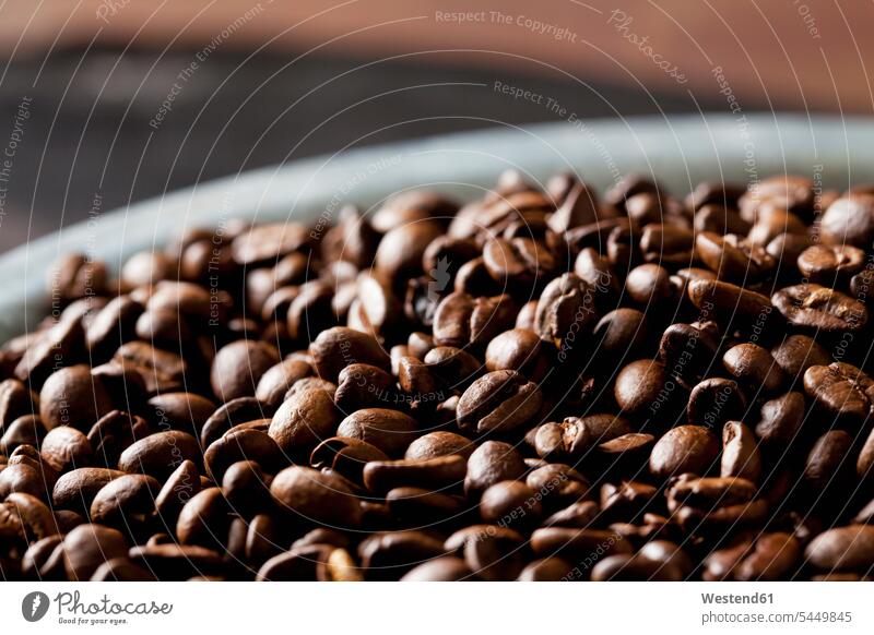 Frisch geröstete Kaffeebohnen in einer Schale geroestete Aroma aromatisch Nahaufnahme Nahaufnahmen Großaufnahme close up close-up close ups close-ups