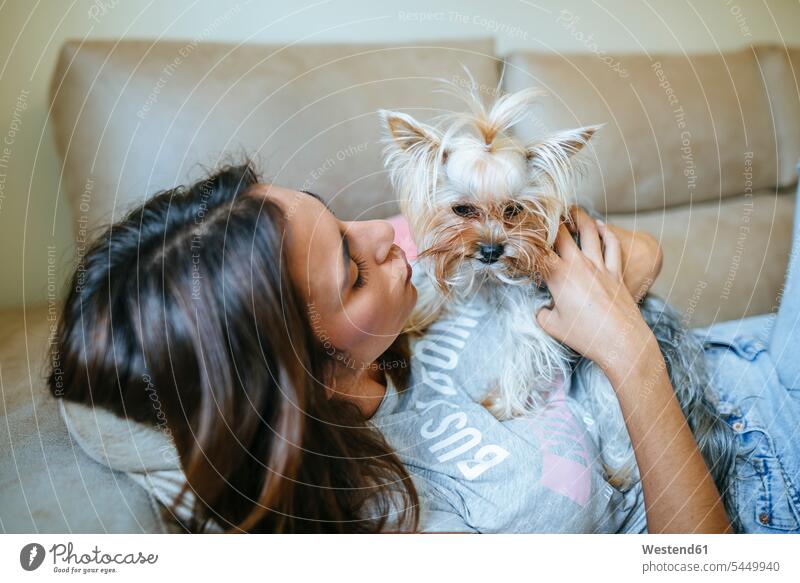 Frau liegt mit ihrem Yorkshire Terrier auf dem Sofa Hund Hunde weiblich Frauen Haustier Haustiere Tier Tierwelt Tiere Erwachsener erwachsen Mensch Menschen