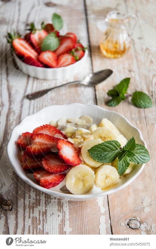 Schüssel Haferbrei mit Erdbeeren und Banane Frühstück frühstücken Porridge Küchenkraut Kuechenkraeuter Küchenkräuter Kuechenkraut Minze Minzen Mentha Minzblatt