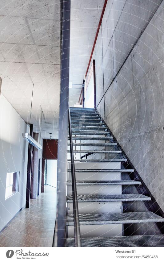 Treppe im modernen Büro leer leere Treppenaufgang Office Büros Gang Arbeitsplatz Arbeitsstätte Arbeitstelle Business Geschäftsleben Geschäftswelt geschäftlich