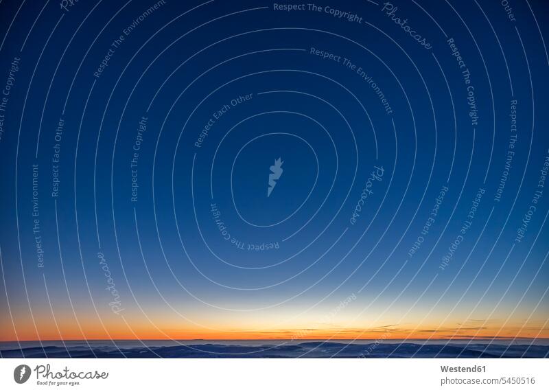 Deutschland, Sachsen-Anhalt, Harz Nationalpark Brocken, Brocken, Abendhimmel im Winter am Abend abends Abgeschiedenheit Einsamkeit abgeschieden Textfreiraum