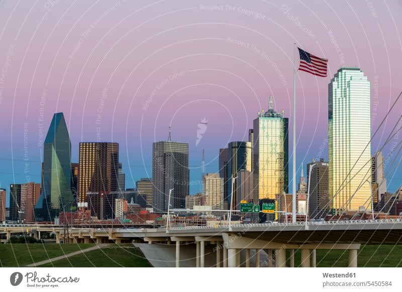 USA, Texas, Skyline von Dallas in der Abenddämmerung Stadtlandschaft Stadtansicht Gebäude Flagge Fahnen Flaggen Außenaufnahme draußen im Freien Innenstadt City