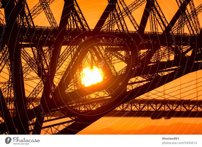 Großbritannien, Schottland, Fife, Edinburgh, Nahaufnahme der Mündung des Firth of Forth, der Forth Bridge, der Forth Road Bridge und der Queensferry Crossing Bridge im Hintergrund bei Sonnenuntergang