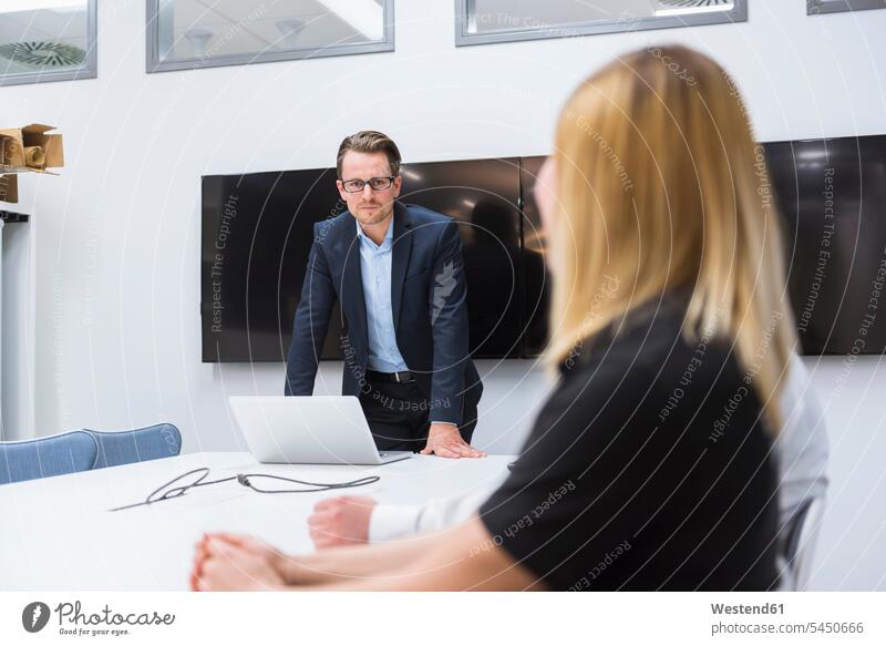 Geschäftsleute, die eine Besprechung im Konferenzraum abhalten Laptop Notebook Laptops Notebooks Laptop benutzen Laptop benützen besprechen diskutieren