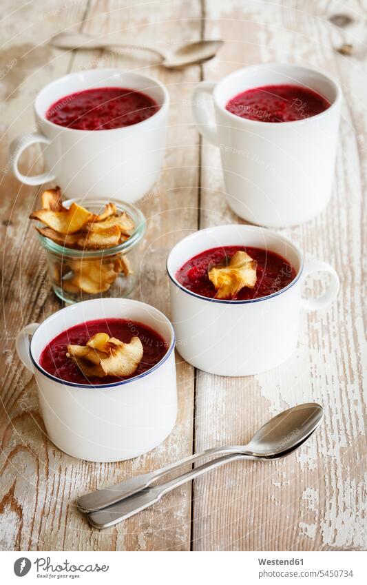 Rote-Beete-Apfel-Suppe mit Gemüsechips garniert Frische frisch Suppen servierfertig angerichtet Löffel Loeffel Gemüsesuppe Gemuesesuppen Gemüsesuppen püriert