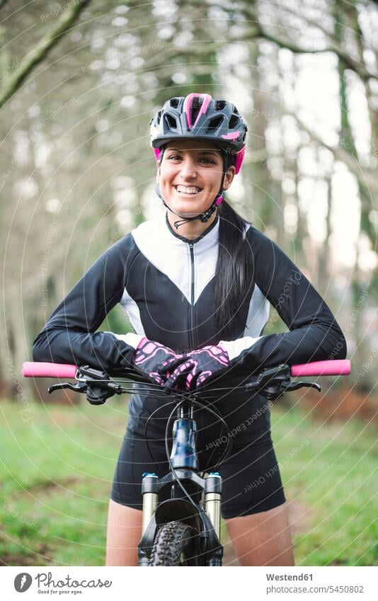 Porträt einer lächelnden Frau mit Mountainbike Mountainbiking mountainbiken MTB Mountainbikes weiblich Frauen Radsport Sport Fahrrad Bikes Fahrräder Räder