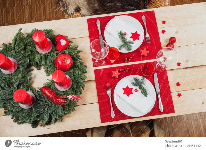 Festlich geschmückter Tisch für Weihnachten Vogelperspektive von oben Draufsicht Set Christmas X-Mas X mas Feste festlich Feier Messer rustikal Innenaufnahme