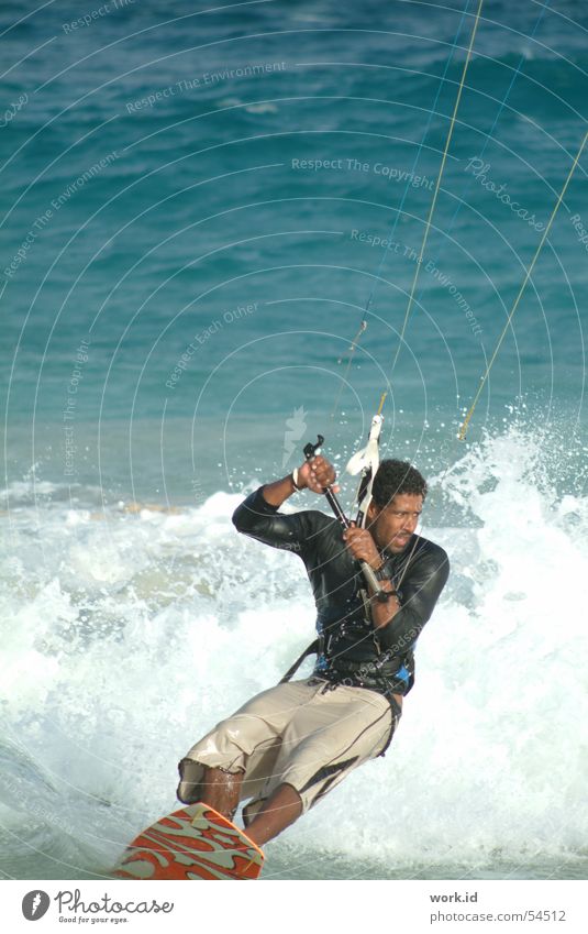 showman Meer Kiting Sal Cabo Verde Sommer nass schwarz Wasser Sport fliegen