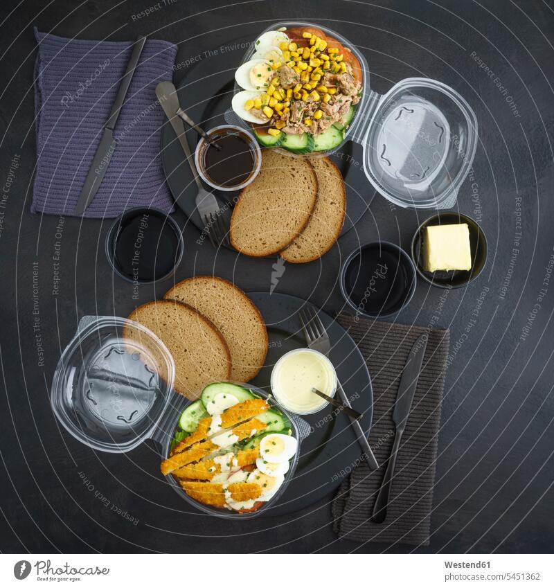 Abendessen mit Brot und Salat zum Mitnehmen Food and Drink Lebensmittel Essen und Trinken Nahrungsmittel Hähnchenbrust Hühnchenbrust Hühnerbrust Messer paniert