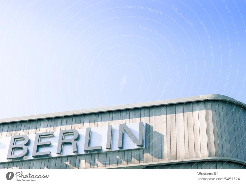 Deutschland, Teil der Fassade mit Schriftzug 'Berlin modern Wort Woerter Worte Wörter westliche Schriftzeichen Gebäudefront Fassaden Schatten Sonnenlicht