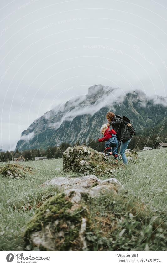 Österreich, Vorarlberg, Mellau, Mutter und Kleinkind auf einer Reise in die Berge Mami Mutti Mütter Mama gehen gehend geht Tochter Töchter Eltern Familie