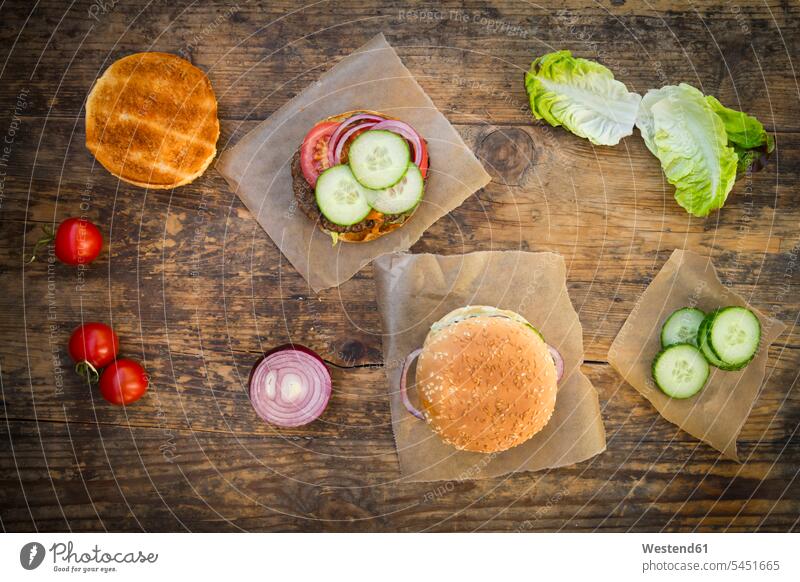 Hausgemachter Burger Niemand Zubereitung zubereiten belegt belegte belegtes Salatblatt Salatblaetter Salatblätter Ungesunde Ernährung ungesund aufgeschnitten