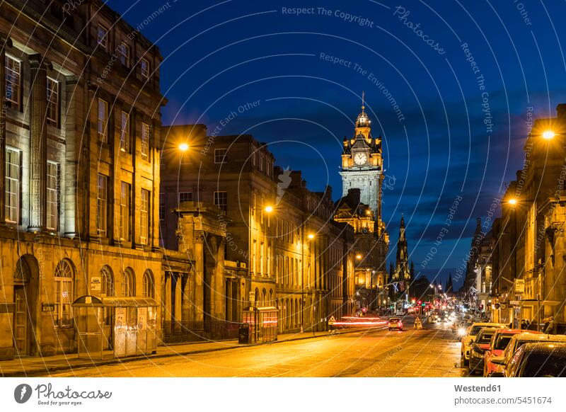 Großbritannien, Schottland, Edinburgh, Waterloo PIace Street und The Balmoral Hotel zur blauen Stunde beleuchtet Beleuchtung Blaue Stunde Reise Travel
