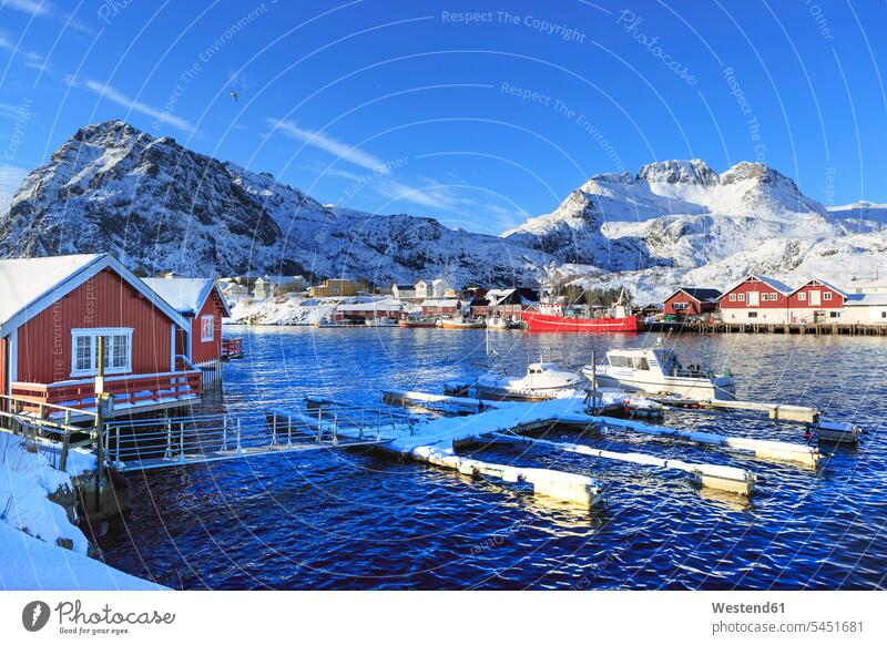 Norwegen, Lofoten-Inseln, Küste Küstenlandschaft Außenaufnahme draußen im Freien Architektur Baukunst Hafen Haefen Häfen Sonnenlicht verschneit schneebedeckt