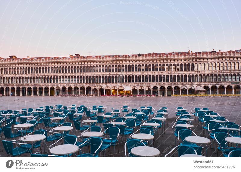Italien, Venedig, leerer Markusplatz am frühen Morgen Sehenswürdigkeit Sehenwürdigkeiten sehenswert historisch Tisch Tische Cafe Kaffeehaus Bistro Cafes Café