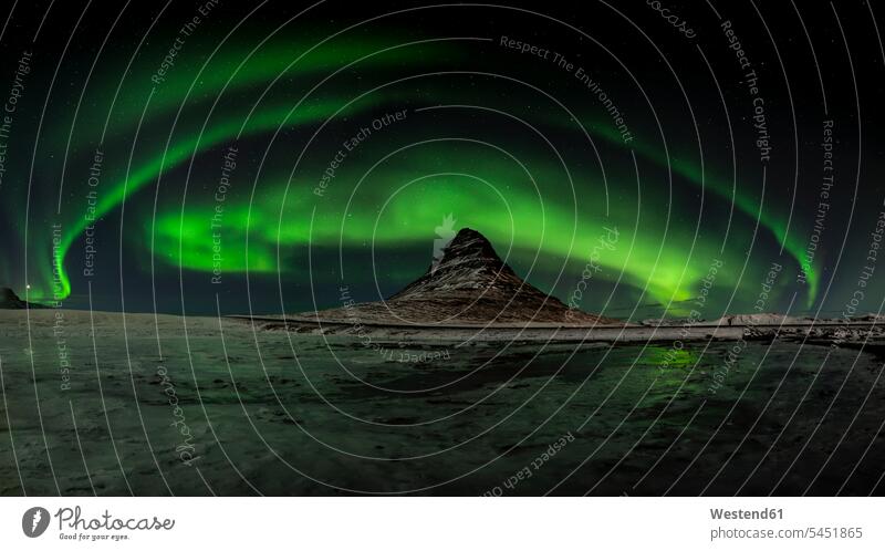 Island, Nordlichter am Berg Kirkjufell Schönheit der Natur Schoenheit der Natur leuchtend strahlend hell Dunkelheit Berge Aurora Borealis Außenaufnahme draußen