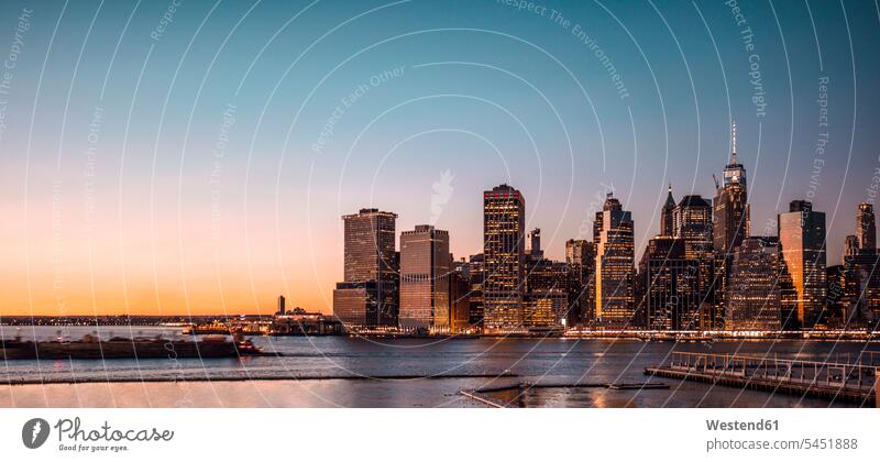 USA, New York City, Stadtbild in der Abenddämmerung Aussicht Ausblick Ansicht Überblick Himmel Textfreiraum Reiseziel Reiseziele Urlaubsziel Städtereise