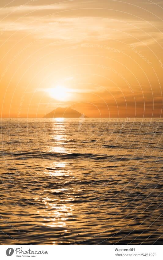 Italien, Kalabrien, Tropea, Tyrrhenisches Meer, Blick auf die Vulkaninsel Stromboli gegen die Sonne Abend abends Stimmungsvoller Himmel Meere Abendsonne Natur