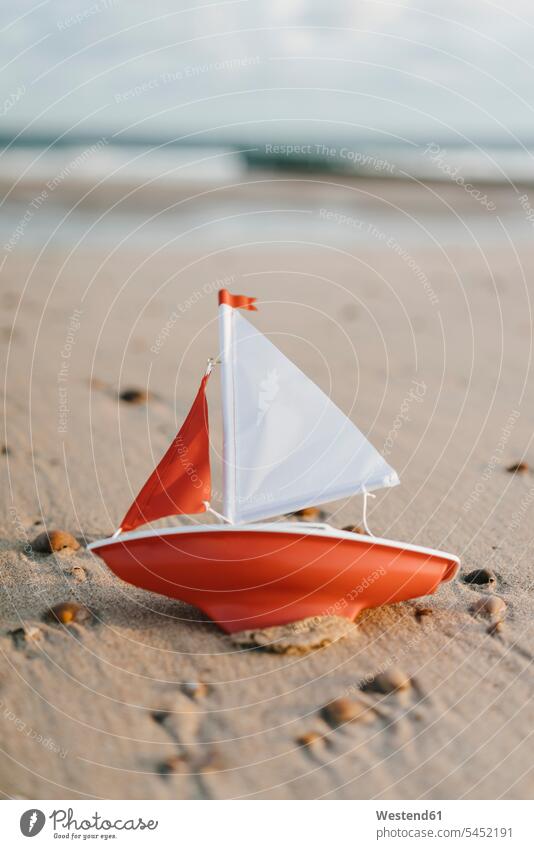 Spielzeugboot am Strand Beach Straende Strände Beaches Boot Boote Urlaub Ferien Reise Travel Nahaufnahme Nahaufnahmen Großaufnahme close up close-up close ups