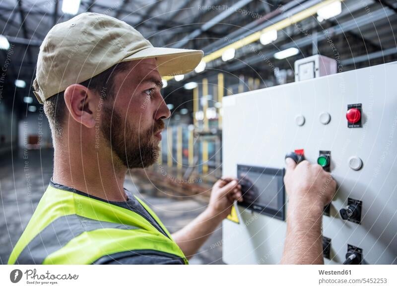 Arbeiter bedient Maschine in der Fabrik arbeiten Job Mann Männer männlich Maschinen Erwachsener erwachsen Mensch Menschen Leute People Personen Gerät Geräte