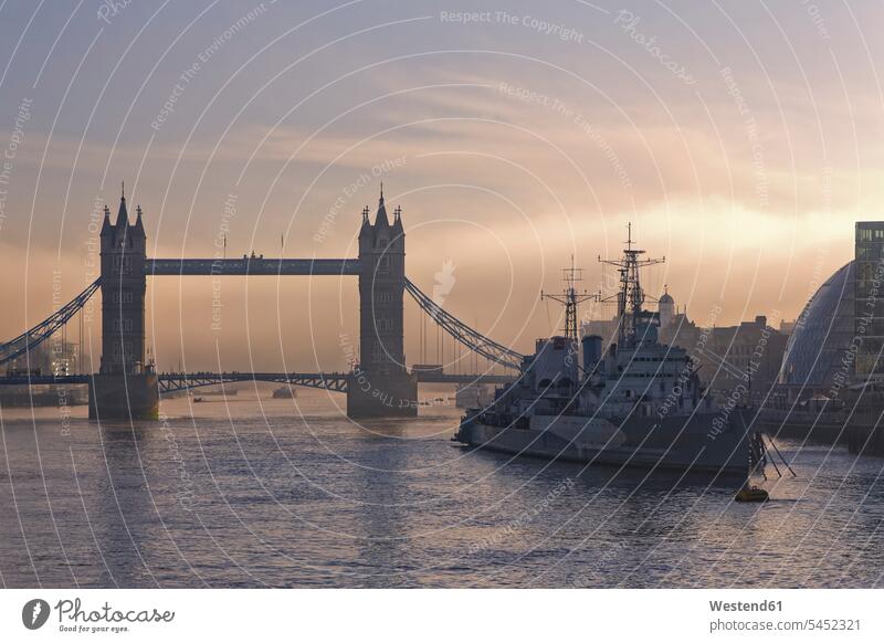 Großbritannien, London, Themse, Tower Bridge und HMS Belfast Museumsschiff in der Dämmerung Hauptstadt Hauptstaedte Hauptstädte Gebäude Außenaufnahme draußen