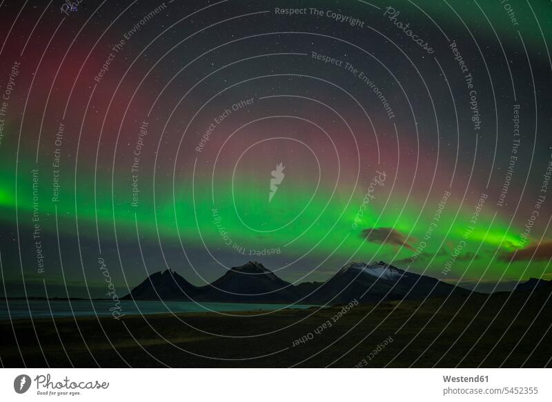 Island, Landschaft mit Aurora Borealis Küste Küstenlandschaft Ruhe Beschaulichkeit ruhig leuchtend strahlend hell Natur Dunkelheit Berg Berge Außenaufnahme
