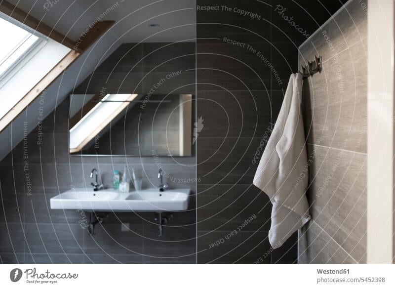 Modernes Badezimmer modern Schlichtheit Einfachhheit einfach Doppelwaschbecken Innenaufnahme drinnen Innenaufnahmen Handtuch Handtuecher Handtücher Tag am Tag