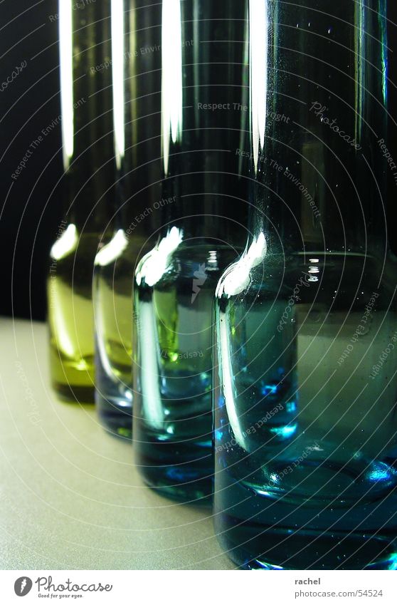 eins nach dem anderen Glas Flasche Vase Dekoration & Verzierung Reihe Reflexion & Spiegelung Licht durchsichtig grün blau gelb schwarz silber dunkel
