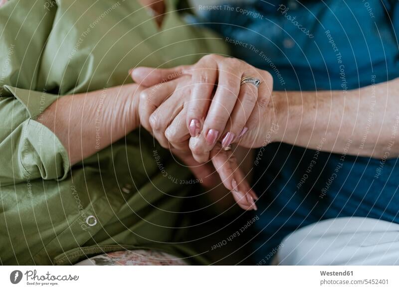 Nahaufnahme eines älteren Ehepaares, das Händchen hält Hand Hände Senior ältere Männer älterer Mann Senioren Paar Pärchen Paare Partnerschaft Liebe lieben