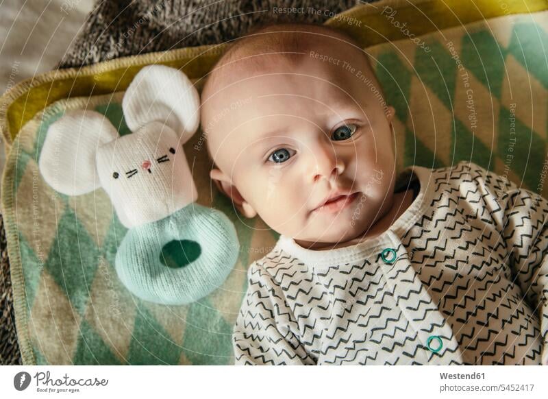 Baby- und Rasselspielzeug von oben gesehen Portrait Porträts Portraits Babies Babys Säuglinge Kind Kinder liegen liegend liegt Mensch Menschen Leute People