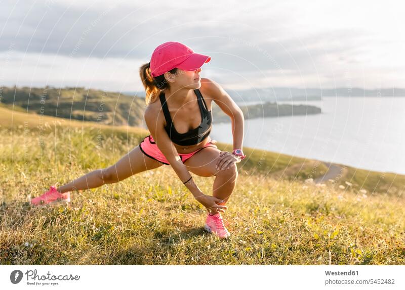 Junge Frau wärmt sich für die Ausbildung auf fit trainieren aufwärmen sich aufwärmen sich aufwaermen weiblich Frauen Sport Erwachsener erwachsen Mensch Menschen