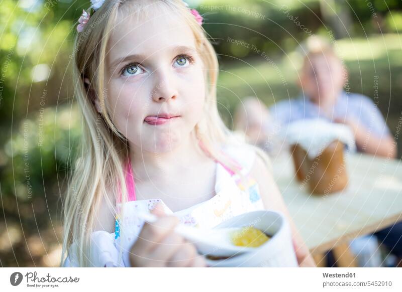 Mädchen isst Gelee im Freien weiblich essen essend Kind Kinder Kids Mensch Menschen Leute People Personen Götterspeise Goetterspeise Wackelpudding Wackelpeter