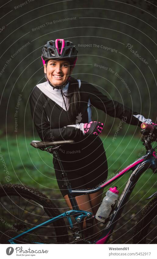 Porträt einer lächelnden Frau mit Mountainbike Mountainbikes weiblich Frauen Mountainbiking mountainbiken MTB Fahrrad Bikes Fahrräder Räder Rad Raeder