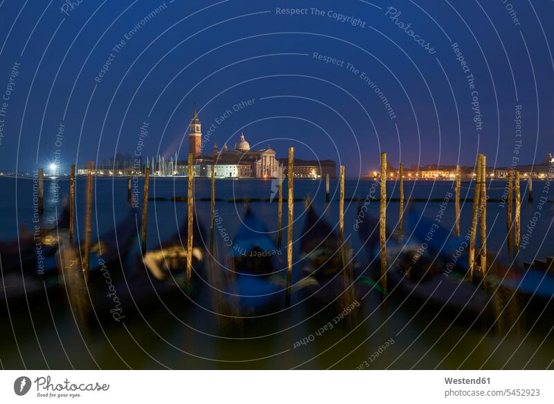 Italien, Venedig, San Giorgio Maggiore von San Marco aus gesehen in der Dämmerung beleuchtet Beleuchtung Lagune Lagunen Gebäude Außenaufnahme draußen im Freien