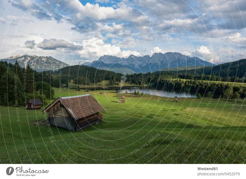 Deutschland, Bayern, Werdenfelser Land, Geroldsee mit Heuscheune, im Hintergrund das Karwendelgebirge Wolke Wolken Aussicht Ausblick Ansicht Überblick Natur