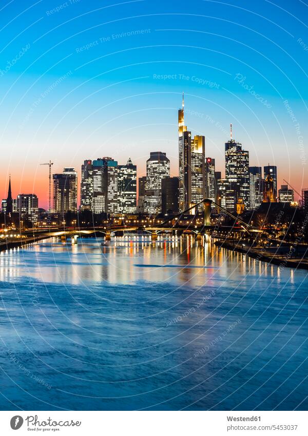 Deutschland, Frankfurt, Blick auf die Skyline mit Flößerbrücke und Main in der Dämmerung im Vordergrund Helaba Hessische Landesbank Außenaufnahme draußen