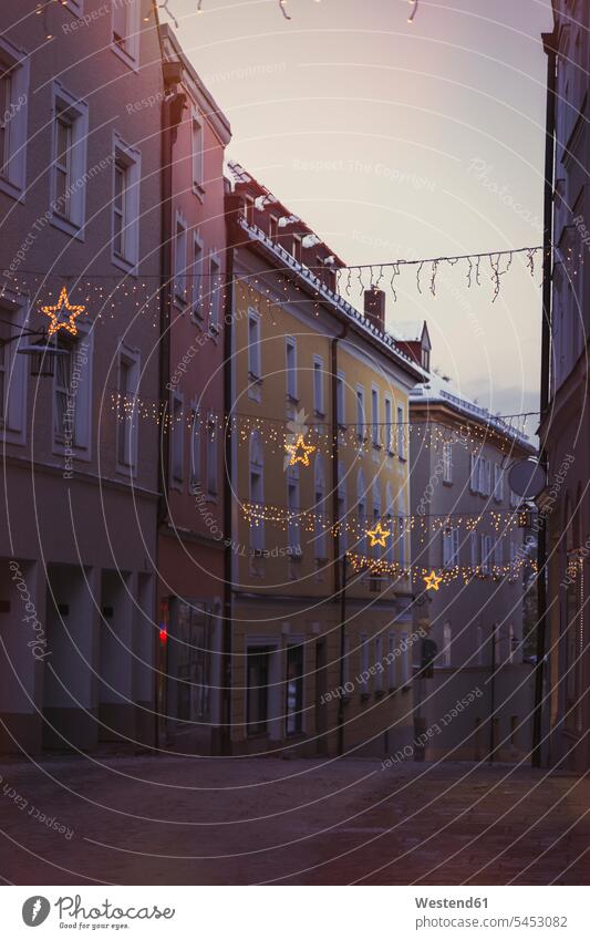 Deutschland, Passau, Weihnachtsbeleuchtung zwischen Häusern in der Altstadt Verbindung verbunden verbinden Anschluss Abendlicht abendliches Licht Beleuchtung