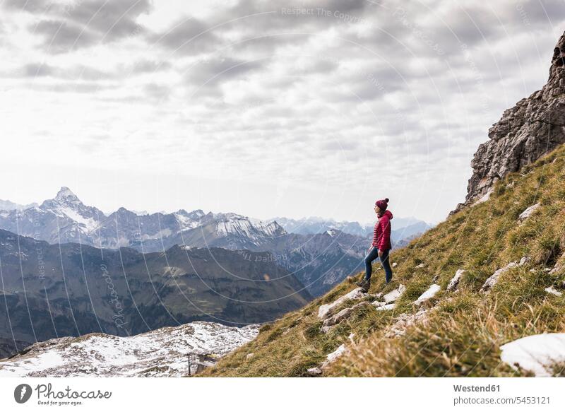 Deutschland, Bayern, Oberstdorf, Wanderer in alpiner Landschaft Gebirge Berglandschaft Gebirgslandschaft Gebirgskette Gebirgszug Berge Frau weiblich Frauen