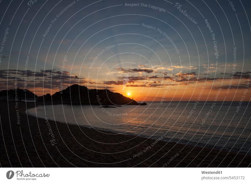 Spanien, Katalonien, Blanes, Sonnenaufgang am Mittelmeer, Strand von S'Abanell und Felsen von Sa Palomera Meeresufer Landschaftsaufnahme Landschaftsfotografie