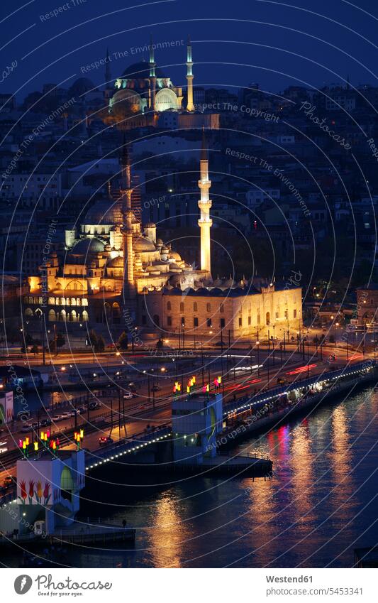 Türkei, Istanbul, Blick auf die beleuchtete Haghia Sophia und die Blaue Moschee vom Galata-Turm bei Nacht Städtereise City Trip Kurztripp City Break