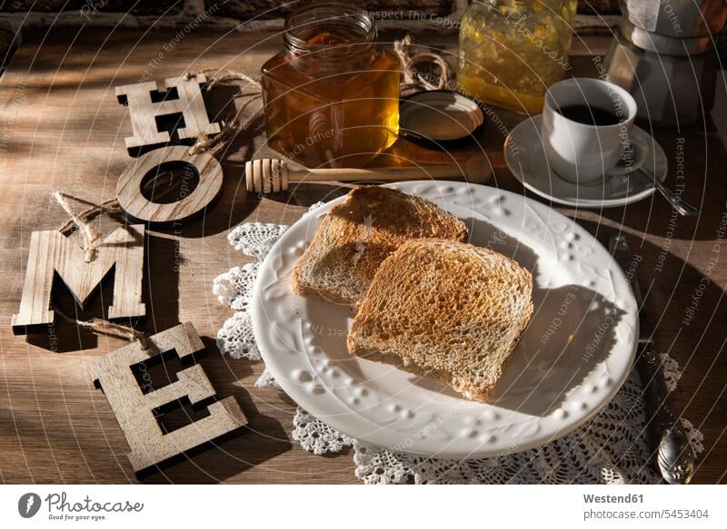 Frühstückstisch mit Toast, Orangenmarmelade, Honig und Espresso Glas Gläser Heißgetränk Heissgetraenk Heissgetraenke Heißgetränke süß Süßes hölzern