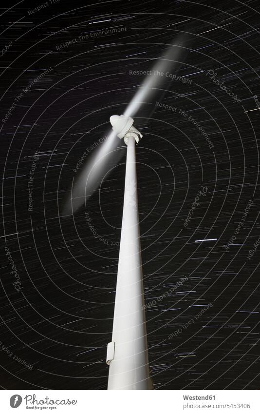 Sich drehendes Windrad mit Sternspuren im Hintergrund Schönheit der Natur Schoenheit der Natur Rotor Rotoren Windturbinen Windräder Faszination