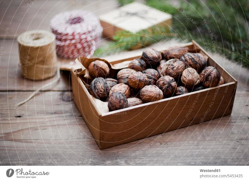 Holzkiste mit Bio-Walnüssen Food and Drink Lebensmittel Essen und Trinken Nahrungsmittel Fokus Auf Den Vordergrund Fokus Auf Dem Vordergrund Tannenzweig